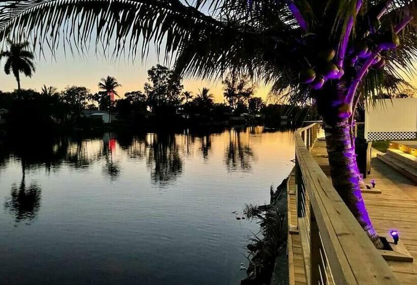 5 Star Lakefront Oasis In Hollywood Hard Rock Casino