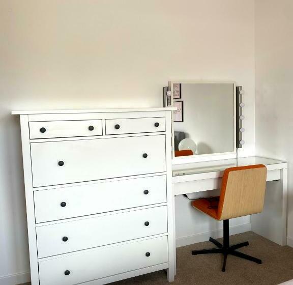 Bright 2 Bedroom Apartment With Parking In Montrose