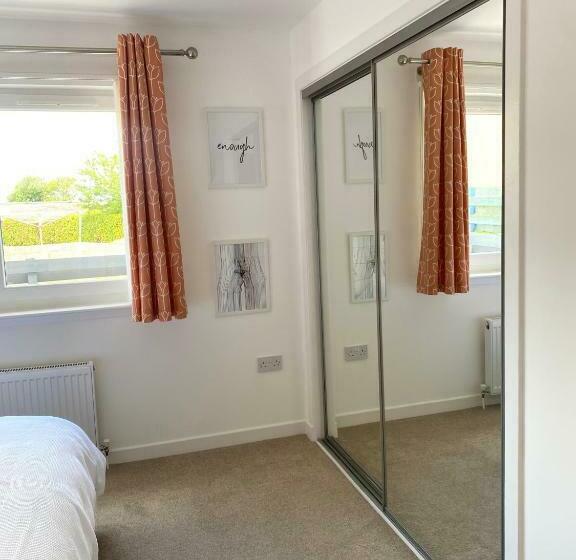 Bright 2 Bedroom Apartment With Parking In Montrose