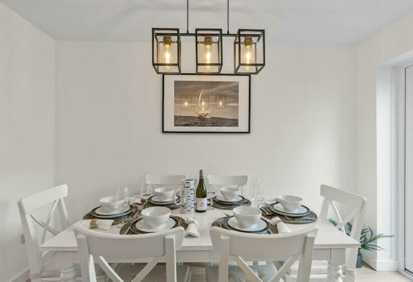 Charming Sea Haven House, Close To The Marina