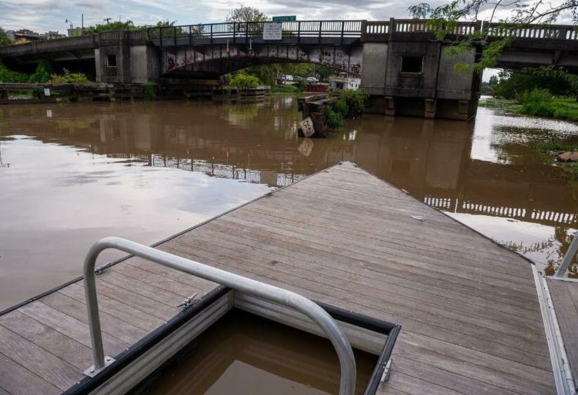 Chateau Royale, Pet Friendly, On Bayou, Downtown!