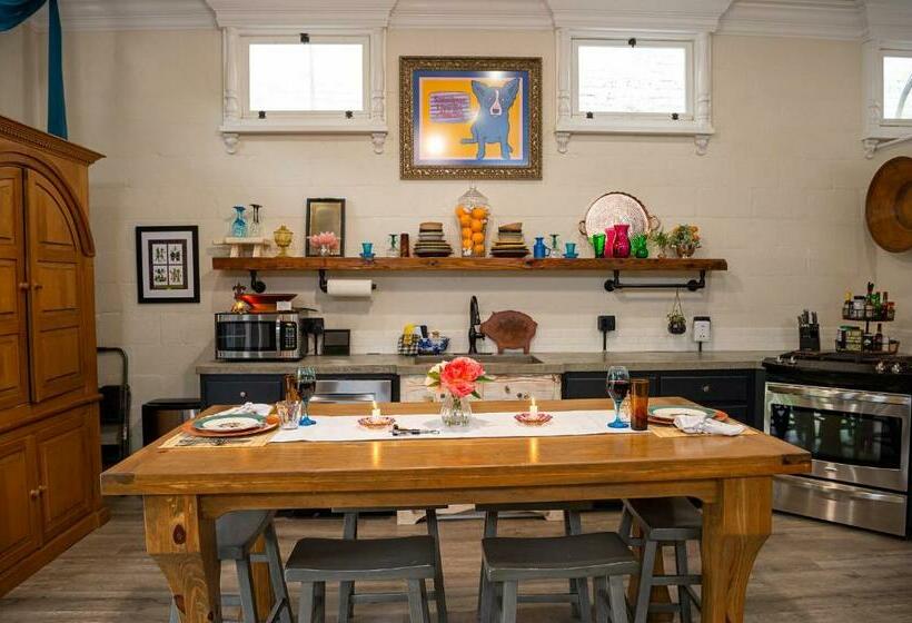 Chateau Royale, Pet Friendly, On Bayou, Downtown!