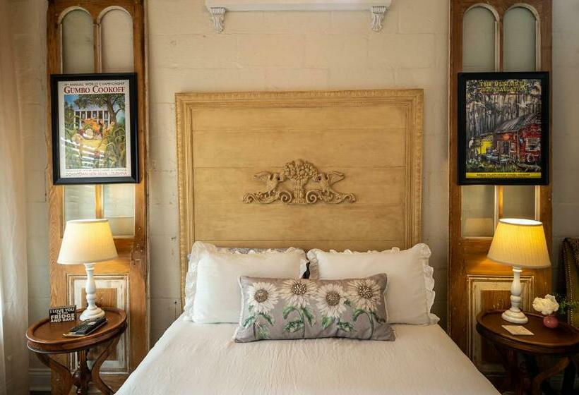 Chateau Royale, Pet Friendly, On Bayou, Downtown!