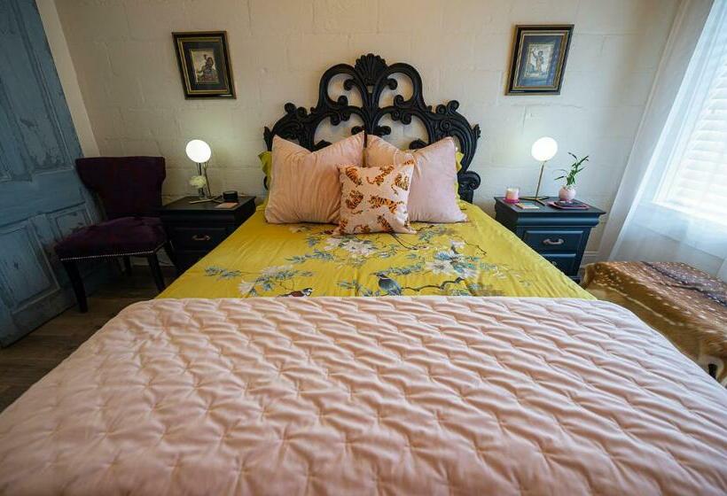 Chateau Royale, Pet Friendly, On Bayou, Downtown!