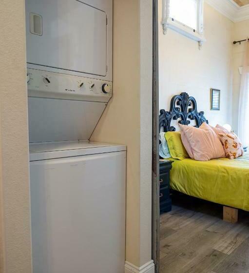 Chateau Royale, Pet Friendly, On Bayou, Downtown!