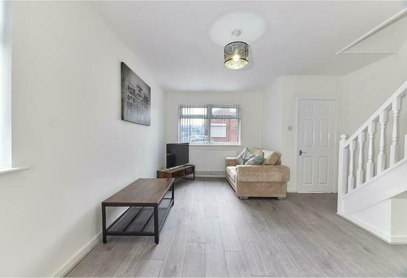 Gatacre House   Stylish 3 Bed House, Sleeps 7