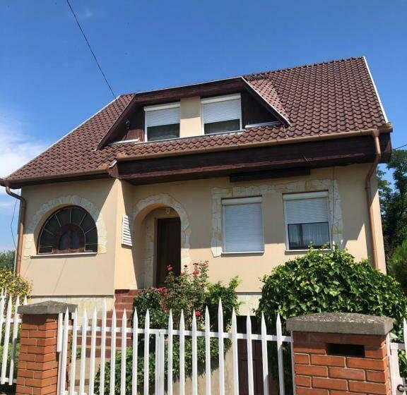 István Apartman