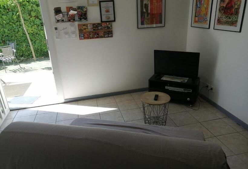 Petite Maison Et Son Jardinet En Village