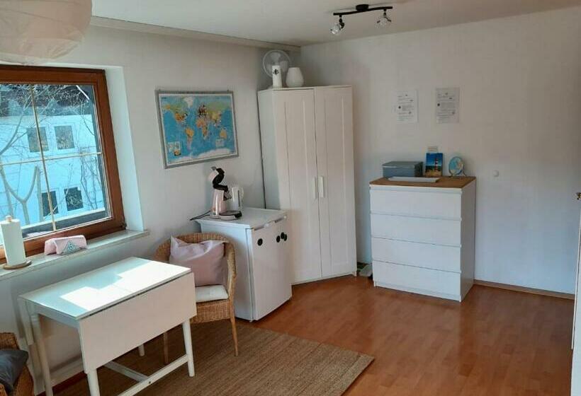 Apartment Mit Küche Und Balkon Oder Terrasse, Ruhig Und Gut Erreichbar