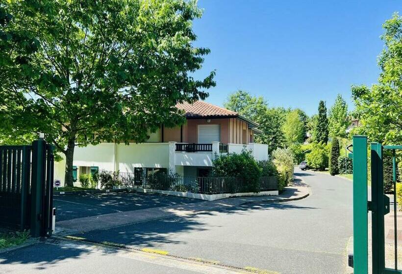 Confort Et Sérénité : T2 Avec Piscine, Parking Et Terrasse à Cambo Les Bains   Fr 1 495 107