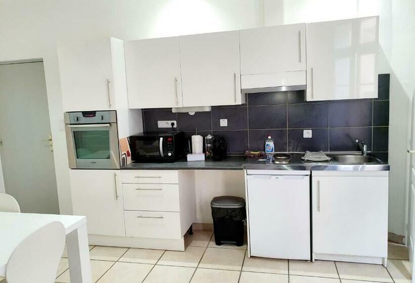 Entre Arènes Et Maison Carrée P1