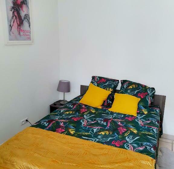 Entre Arènes Et Maison Carrée P1