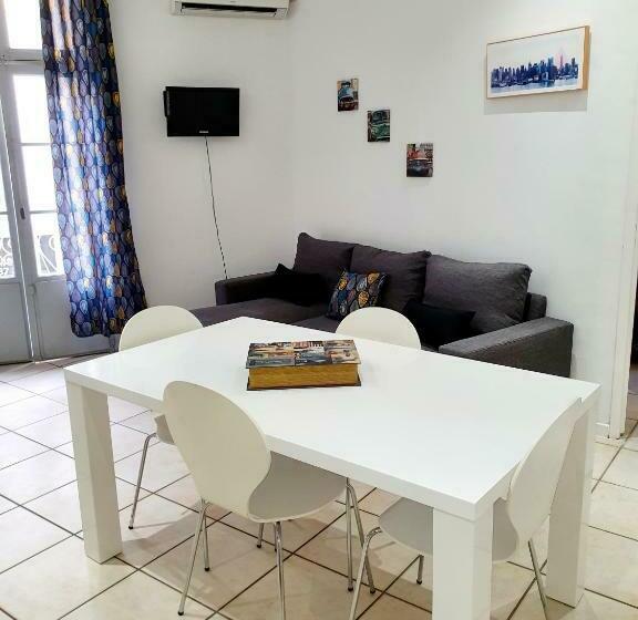 Entre Arènes Et Maison Carrée P1