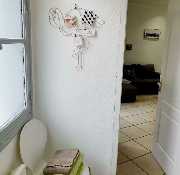 Entre Arènes Et Maison Carrée P1