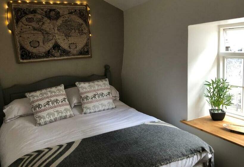 Hedgehog Cottage With Garden In Bronte Village!