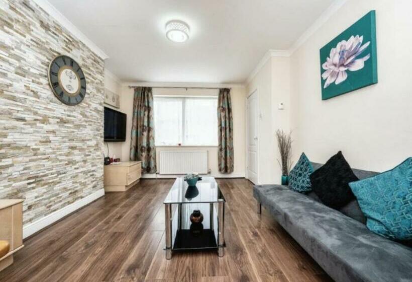 Lovely 2 Bedrooms House In Luton