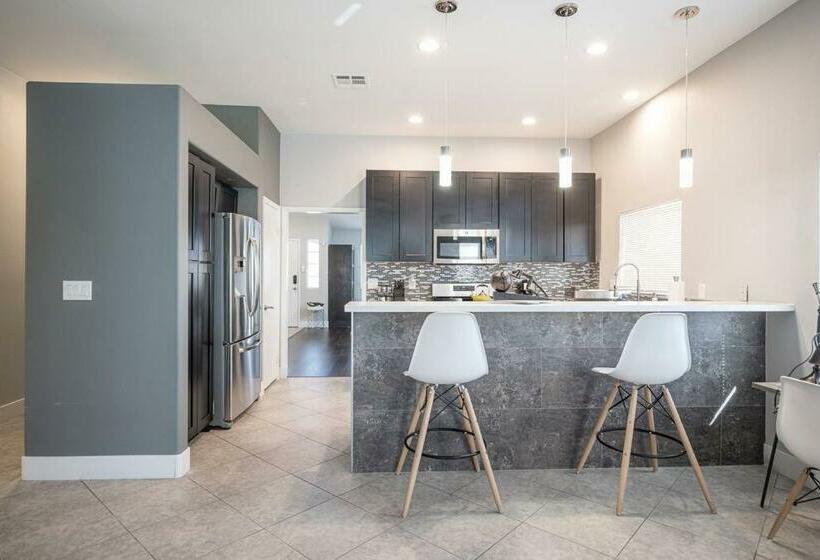 Modern Home! Pool & Jacuzzi