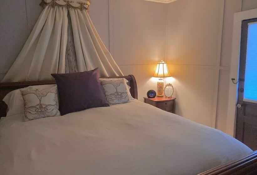 Plum Crooked Poets Cottage   Walk To Town   Luxury King Bed   Near Asheville   Excellent Wi Fi