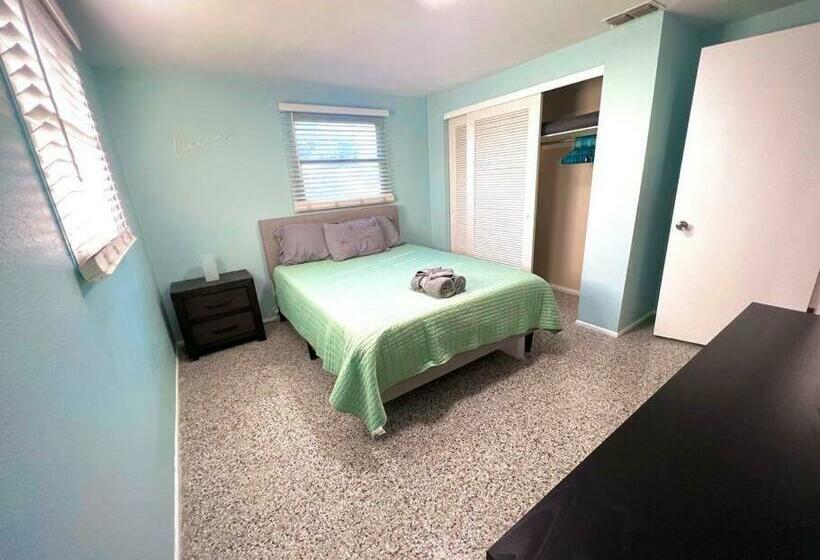 The A.g.e House Minutes To West Fl. Beaches