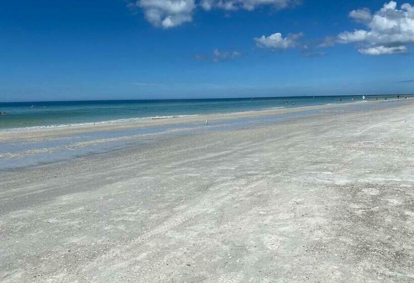 The A.g.e House Minutes To West Fl. Beaches
