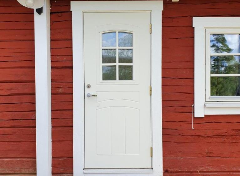 Cabin Near Lake And Beautiful Nature Reserve
