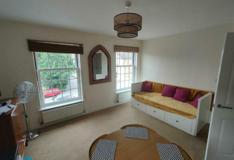 Central Taunton 2 Bedroom Apartment, Great Location!