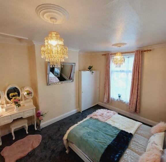 Elegant And Central Two Bedrooms House