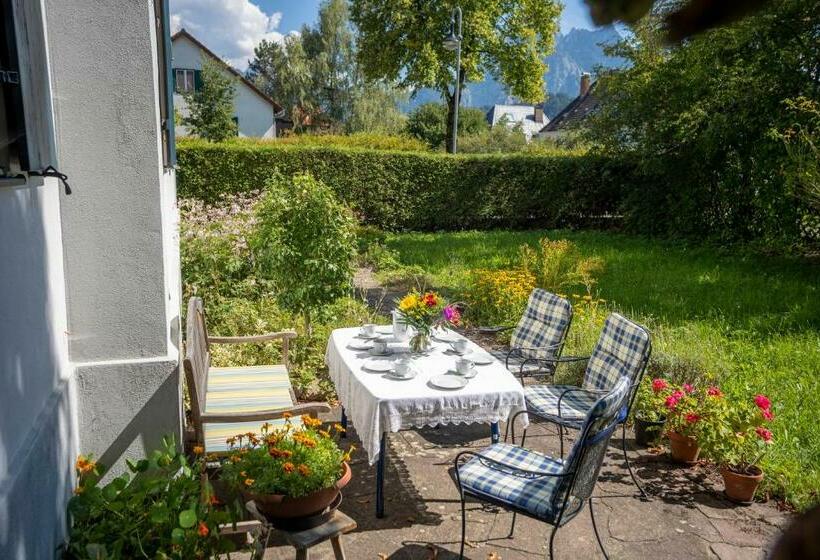 Landhauswohnung Mit Wildromantischem Garten