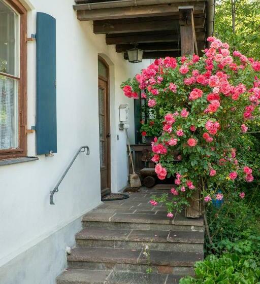 Landhauswohnung Mit Wildromantischem Garten