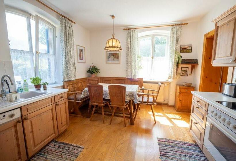 Landhauswohnung Mit Wildromantischem Garten