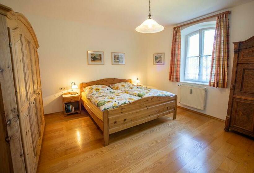 Landhauswohnung Mit Wildromantischem Garten