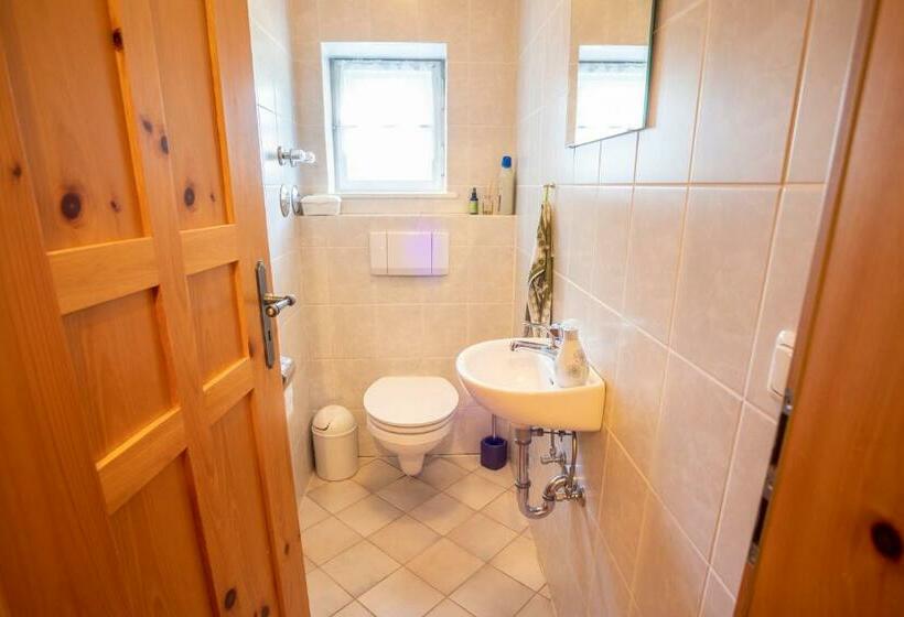 Landhauswohnung Mit Wildromantischem Garten