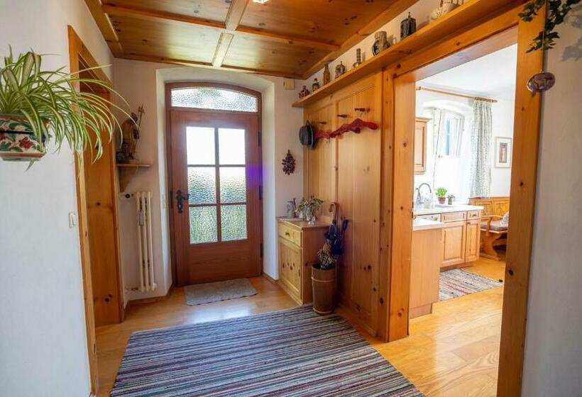 Landhauswohnung Mit Wildromantischem Garten