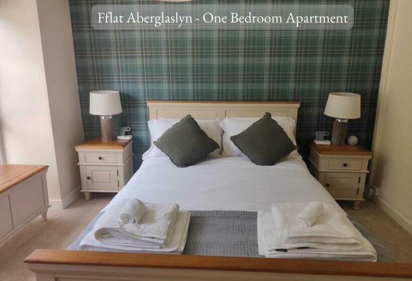 Llew Accommodation   The Townhouse