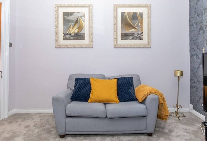 Remarkable Luxurious Home At The Edge Of City