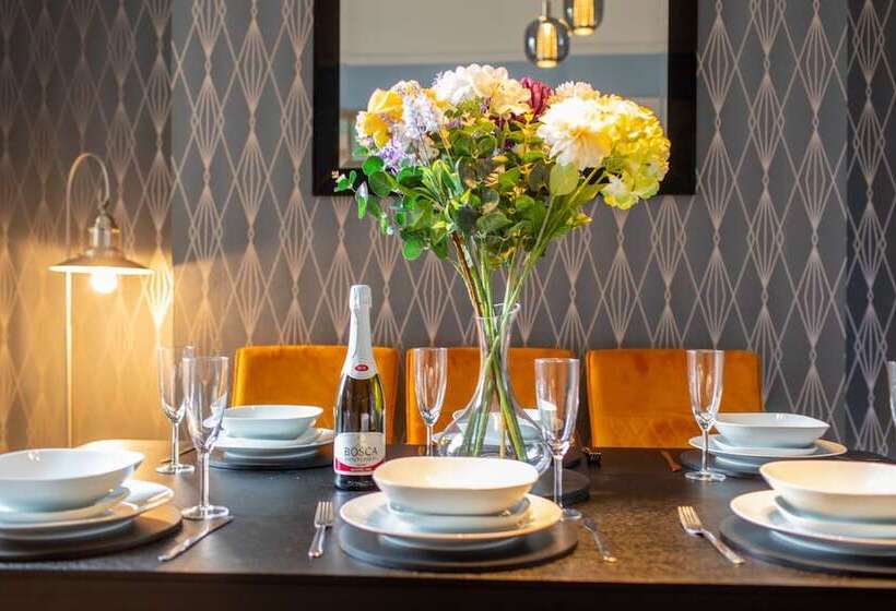 Remarkable Luxurious Home At The Edge Of City