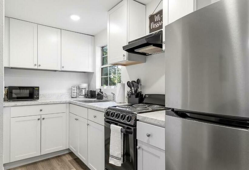 The Laurel Lounge Apt 2