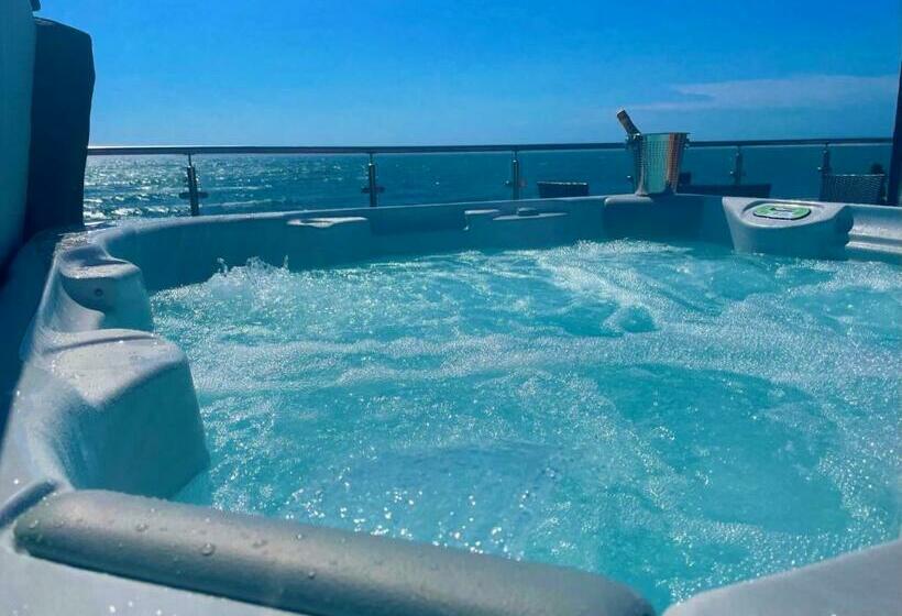 4 Sinclair Bay Lodges