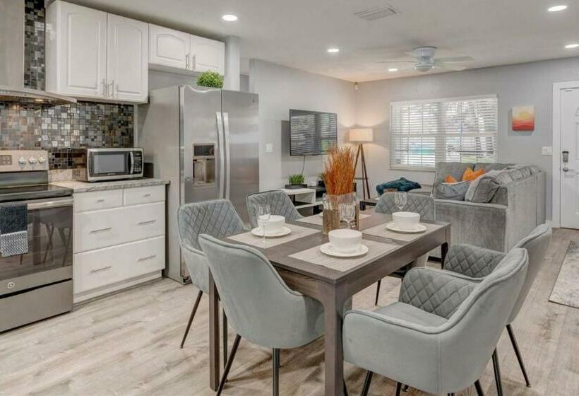 Adventure Awaits In Tampa Bay With Beautiful Decor 4br With Backyard Oasis Near Busch Gardens & Adve