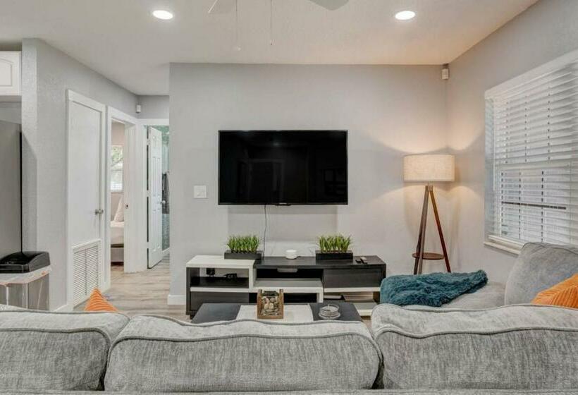 Adventure Awaits In Tampa Bay With Beautiful Decor 4br With Backyard Oasis Near Busch Gardens & Adve