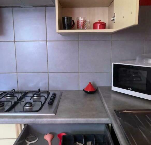 Appartement Indépendant, Terrasse Couverte, Rouge