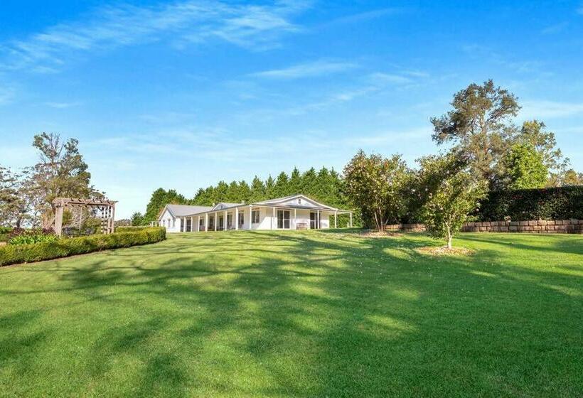 Carlyle Cottage, Luxury Country Home, Berry
