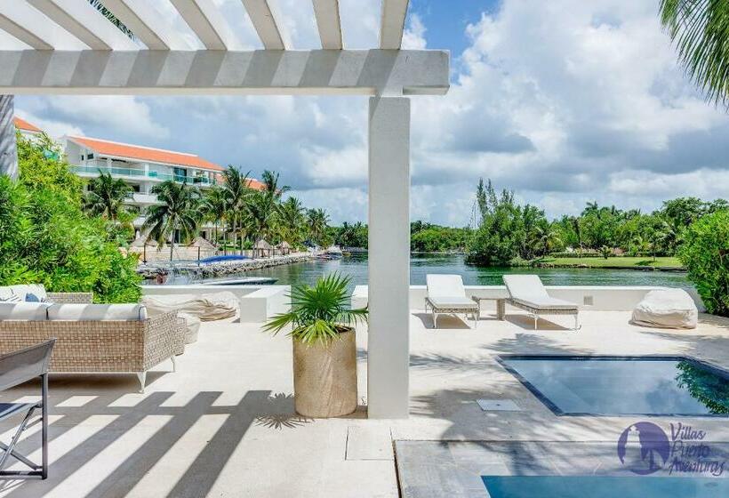 House With Private Pool, Jacuzzi And Pier
