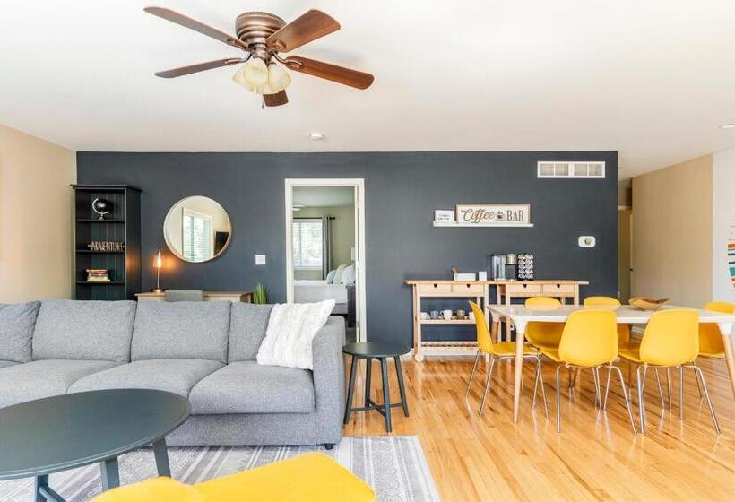 Large 5 Bed Lake Geneva Home 4 Blocks From Lake!