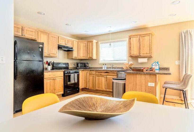 Large 5 Bed Lake Geneva Home 4 Blocks From Lake!