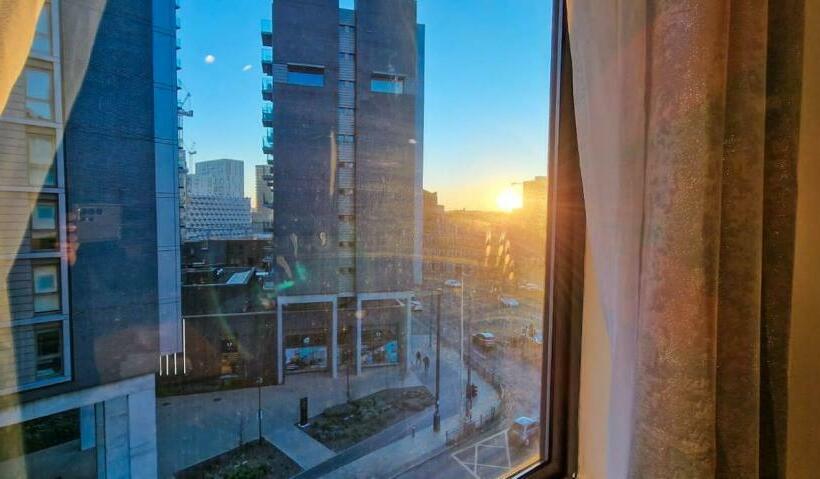 Lovely 2 Bedroom Apartment, Free Parking