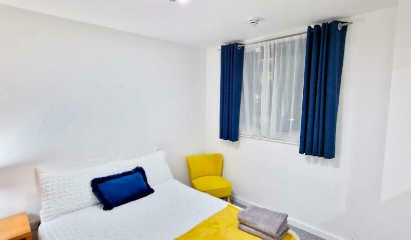 Lovely 2 Bedroom Apartment, Free Parking