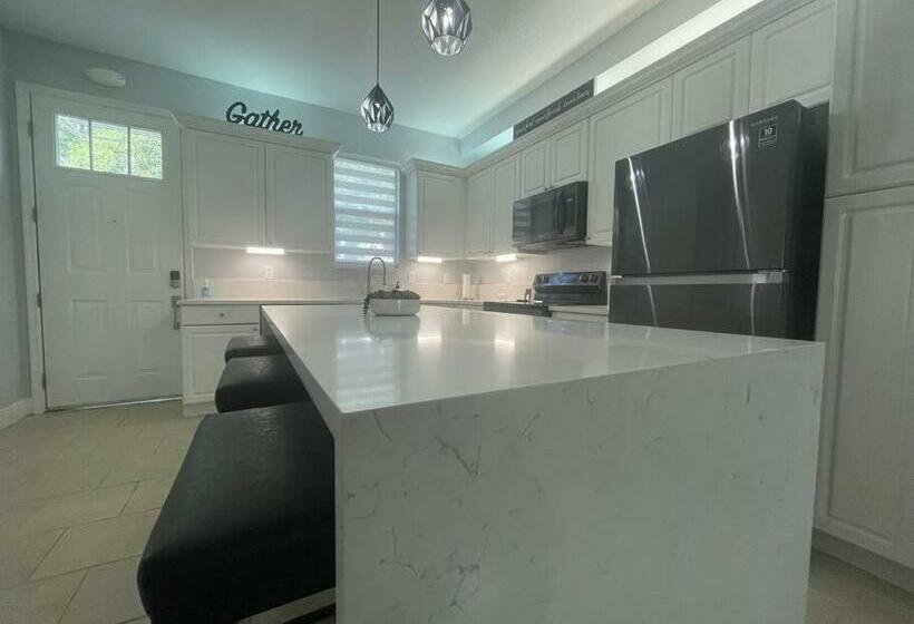 Modern Townhouse With Pool Close To Disney & Silver Spurs Arena