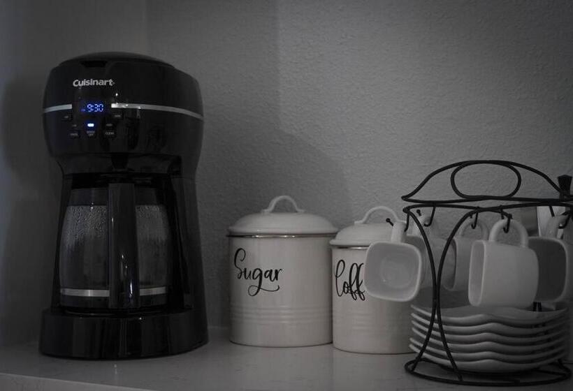 Modern Townhouse With Pool Close To Disney & Silver Spurs Arena