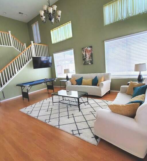 Grand Home, Large Kitchen Sleeps 16 Guests